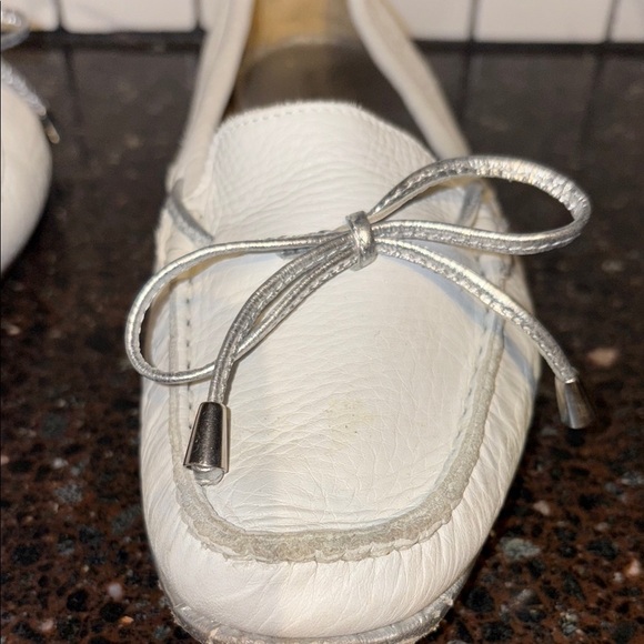 Ron White women’s driving Loafers, white with silver bow made in Italy size 5.5 - Picture 2 of 9